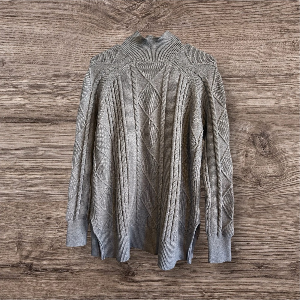 Philosophy women’s soft cable knit sweater with side splits. size S EUC